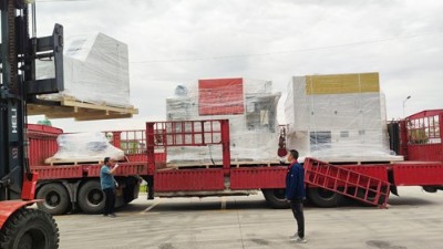 又發(fā)了2臺設備，自動噴膠機和襯套內(nèi)孔自動滾膠機