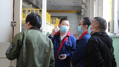 襯套客戶來訪涂膠機打樣，并參觀濕氏噴砂磷化線