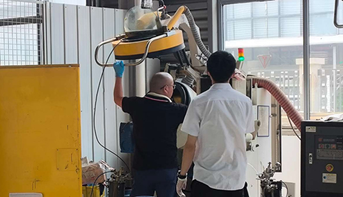 客戶打樣！浙江客戶密封件滾噴機(jī)打樣試噴