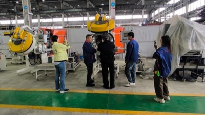 馬來(lái)西亞橡膠減震客戶到訪 參觀噴涂、縮徑、浸涂等設(shè)備