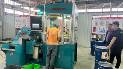 墨西哥橡膠減震客戶(hù) 驗(yàn)收桌面式外圓滾膠機(jī)GZ40