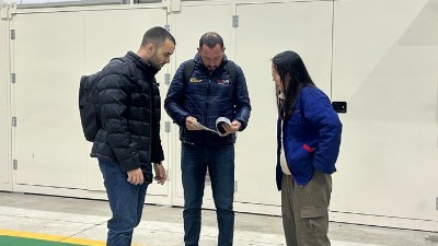 巴西橡膠減震客戶到訪 參觀滾膠機(jī)、滾涂機(jī)、縮徑機(jī)