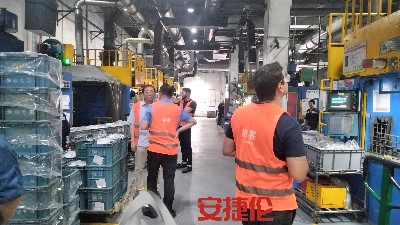 大連、巴西、臺(tái)灣客戶參觀安捷倫橡膠減震自動(dòng)噴膠機(jī)
