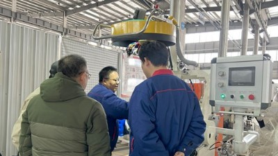 甘肅首單客戶蒞臨安捷倫 驗收小五金噴涂設(shè)備滾噴機