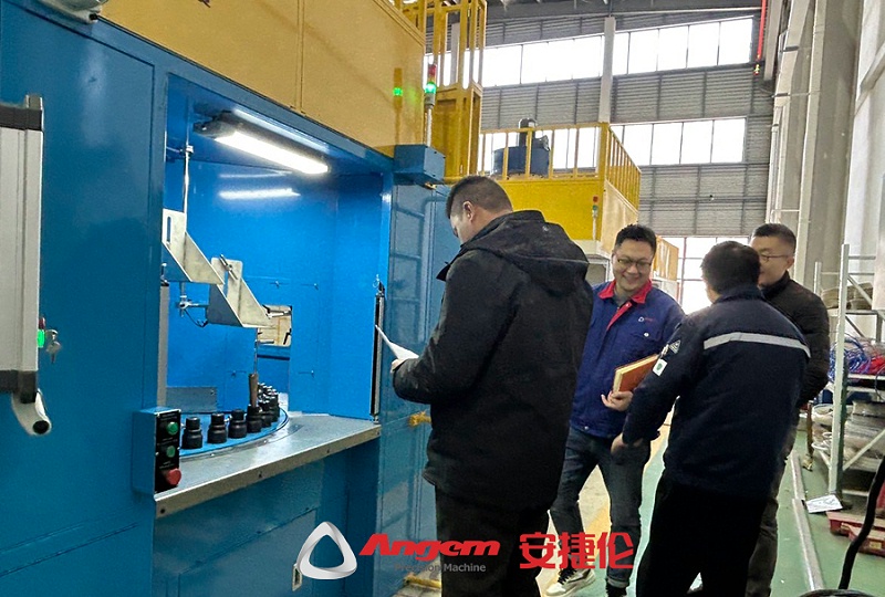 鹽城客戶驗收噴膠機(jī)3