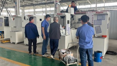 紹興汽車零部件客戶到訪，參觀減震器襯套縮徑機(jī)