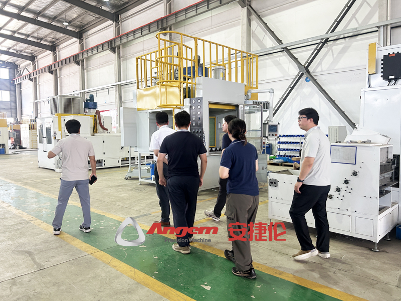20250827韓國DN到訪參觀噴膠機(jī)10