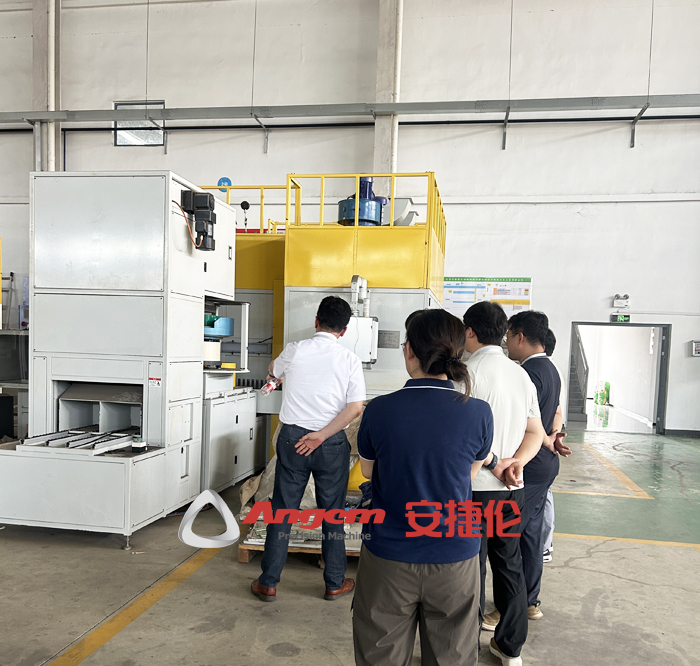 20250827韓國DN到訪參觀噴膠機(jī)9