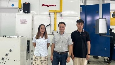 巴西橡膠減震客戶來訪考察噴膠機(jī)、浸膠機(jī)、涂膠機(jī)等設(shè)備